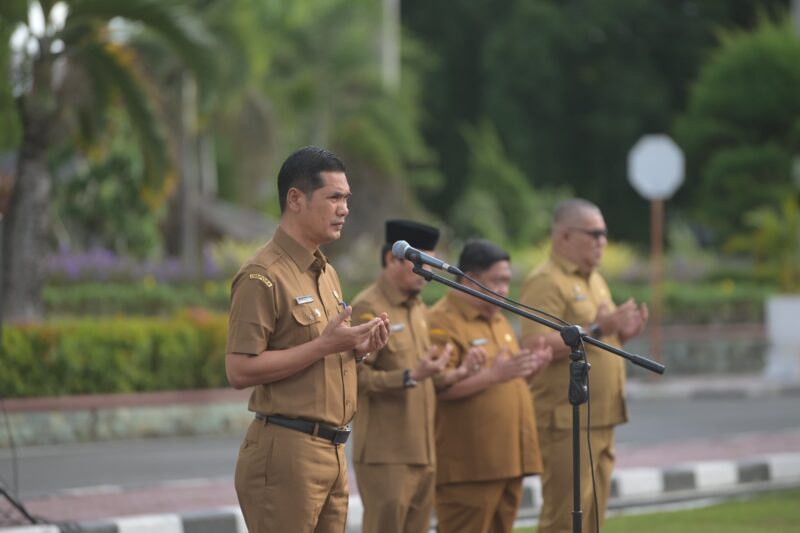 Sekretaris Daerah Aceh M. Nasir  memimpin Apel Pagi yang dihadiri para Kepala Biro, Pejabat Eselon III & IV beserta seluruh ASN/ non-ASN pada lingkungan Setda Aceh dan BPKA , di Halaman Kantor Gubernur Aceh, Banda Aceh, Senin (25/8/2025). Dok. Ist