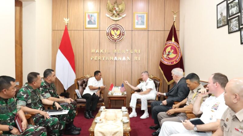 Wakil Menteri Pertahanan Republik Indonesia (Wamenhan RI) Donny Ermawan Taufanto menerima kunjungan kehormatan Komandan United States Indo-Pacific Command (US INDOPACOM), Admiral Samuel J. Paparo Jr. di Kementerian Pertahanan, Jakarta, Senin (25/8/2025). Dok. Kemenhan RI