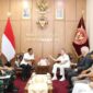 Wakil Menteri Pertahanan Republik Indonesia (Wamenhan RI) Donny Ermawan Taufanto menerima kunjungan kehormatan Komandan United States Indo-Pacific Command (US INDOPACOM), Admiral Samuel J. Paparo Jr. di Kementerian Pertahanan, Jakarta, Senin (25/8/2025). Dok. Kemenhan RI
