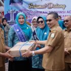 Ketua Forum Peningkatan Konsumsi Ikan Nasional (FORIKAN) Aceh, Ny. Marlina Muzakir, menyerahkan 4.9 Ton ikan segar secara simbolis kepada masyarakat Bener Meriah pada kegiatan Gemarikan di Puskesmas Simpang Tiga, Kecamatan Bukit, Senin (25/8/2025). Dok. Ist