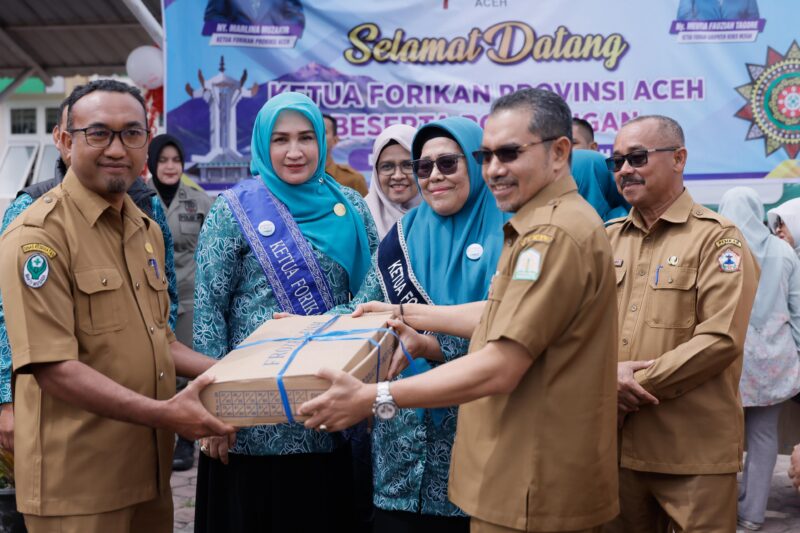 Ketua Forum Peningkatan Konsumsi Ikan Nasional (FORIKAN) Aceh, Ny. Marlina Muzakir, menyerahkan 4.9 Ton ikan segar secara simbolis kepada masyarakat Bener Meriah pada kegiatan Gemarikan di Puskesmas Simpang Tiga, Kecamatan Bukit, Senin (25/8/2025). Dok. Ist