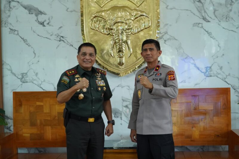 Kapolda Aceh Brigjen Pol. Drs. Marzuki Ali Basyah mengunjungi Pangdam Iskandar Muda (IM), Mayjen TNI Niko Fahrizal, di Makodam IM, Selasa (26/8/2025). Dok. Polda Aceh