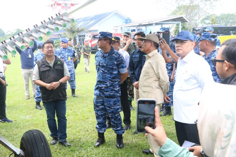 Wakil Menteri Pertahanan (Wamenhan) RI yang juga menjabat Sekretaris Dewan Pertahanan Nasional (DPN), Donny Ermawan Taufanto bersama Wakil Menteri ATR/BPN Ossy Dermawan, serta Kepala Staf TNI Angkatan Udara Marsekal TNI M. Tonny Harjono, meninjau langsung kegiatan demonstrasi Teknologi Modifikasi Cuaca (TMC) yang digelar oleh Dewan Pertahanan Nasional (DPN) bersama BMKG, BNPB, BRIN, PT Pindad, TNI AU, dan PT Smart Aviation, di Provinsi Lampung, Selasa (26/8/2025). dok. Kemenhan RI