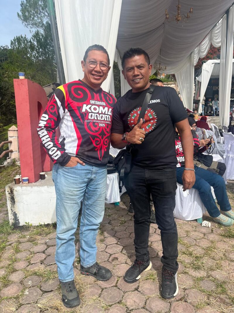 Mantan Menag RI Lukman Hakim Saifuddin (Kiri) bersama Ketua Panitia KOMA 6 Ontahood, Edi Lemos, (Kanan)di Pantan Terong, Takengon.Foto.(Dok: Rahmat Ramadhan/Acehnow)