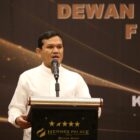 Wakil Gubernur Aceh, Fadhlullah, S.E., memberikan sambutan pada Pelantikan Pengurus DPP Forum Kreatif Perempuan Aceh (DPP-FKPA) di Hermes Palace Hotel, Banda Aceh, Jumat (29/8/2025). Dok. Ist
