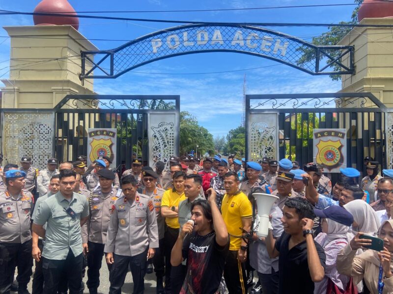 Wakil Gubernur Aceh, Fadlullah SE bersama Direitur Utama  BSI Anggoro Eko Cahyo dan Ketua MPU Aceh lem Faisal meresmikan rumah Qur'an BSI Aceh di Banda Aceh, Jumat (29/8/2025). Foto: Ist