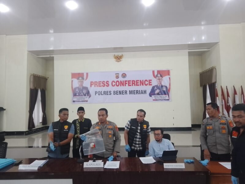 Kapolres Bener Meriah AKBP Aris Cai Dwi Susanto menunjukkan barang bukti dalam konferensi pers kasus meninggalnya Sutrisman di Aula Endra Darma Polres Bener Meriah, Kamis (14/8/2025).Foto:Dok.(Rahmat Ramadhan/Acehnow)