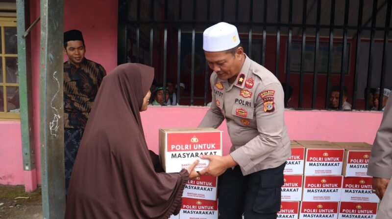 Polres Bener Meriah menyalurkan puluhan paket bantuan sosial kepada warga Desa Jamur Atu, Kecamatan Mesidah, pada Jumat (1/8/2025). Dok. Polres Bener Meriah