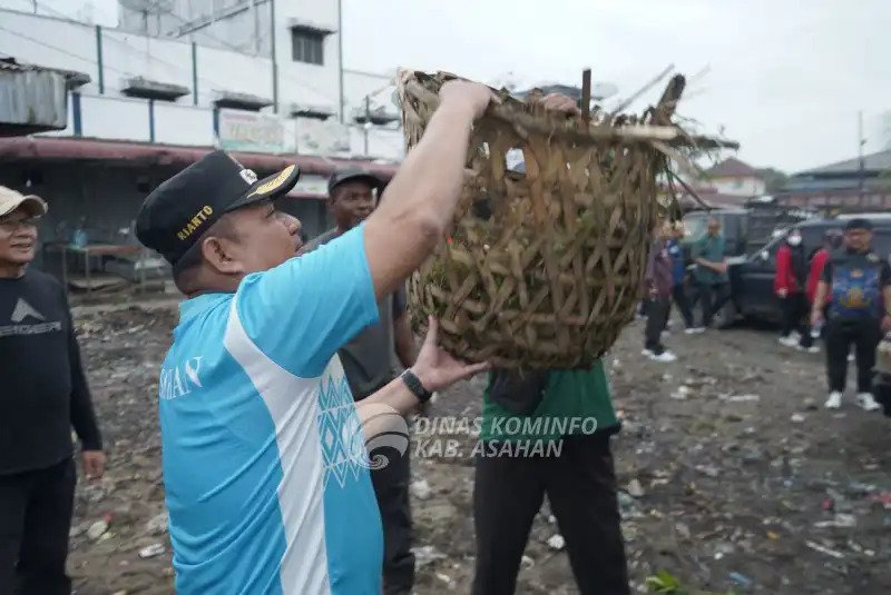 Wakil Bupati Asahan, Rianto, S.H., M.A.P, yang hadir mewakili Bupati Asahan H. Taufik Zainal Abidin, S.Sos., M.Si (baju biru) ikuti gotong royong massal di sejumlah titik strategis, seperti Pasar Bakti, Pasar Inpres, dan Pasar Kartini Kisaran dalam menyambut HUT ke-80 RI, Jumat, 8 Agustus 2025. Dok. Diskominfo Kab. Asahan