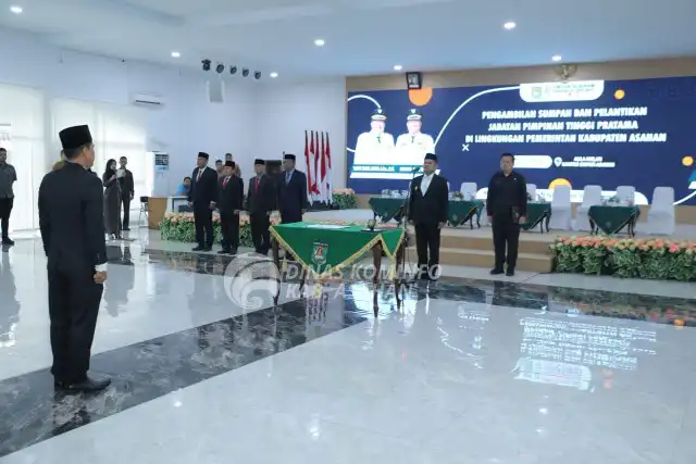 Wakil Bupati Asahan, Rianto, S.H., M.A.P., melantik Dr. Bukit Buchori Siagian, S.E., M.Si. sebagai Kepala Pelaksana Badan Penanggulangan Bencana Daerah (BPBD) Kabupaten Asahan dalam acara yang digelar di Aula Kantor Bupati Asahan, Selasa (19/08/2025). dok. Diskominfo Kab. Asahan