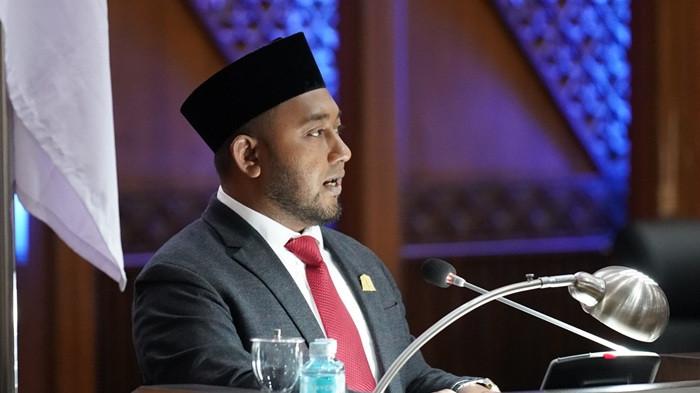 Juru Bicara Fraksi PKB DPRA, Iskandar, menyampaikan pandangan akhir fraksi terhadap Rancangan Qanun Aceh tentang Pertanggungjawaban Pelaksanaan APBA 2024 dalam rapat paripurna di Gedung DPRA, Banda Aceh, Kamis 31/7/2025 (Foto:Dok Ist)