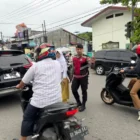 Personel Satuan Samapta Polres Aceh Barat melaksanakan pengaturan arus lalu lintas (strong point) di sejumlah titik sekitar sekolah di Kota Meulaboh, Senin (4/8/2025). dok. Polres Aceh Barat