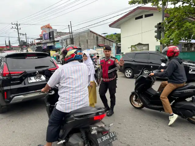 Personel Satuan Samapta Polres Aceh Barat melaksanakan pengaturan arus lalu lintas (strong point) di sejumlah titik sekitar sekolah di Kota Meulaboh, Senin (4/8/2025). dok. Polres Aceh Barat