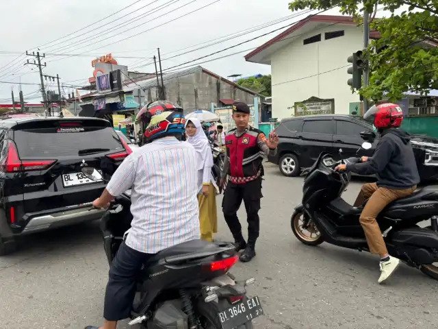Personel Satuan Samapta Polres Aceh Barat melaksanakan pengaturan arus lalu lintas (strong point) di sejumlah titik sekitar sekolah di Kota Meulaboh, Senin (4/8/2025). dok. Polres Aceh Barat.