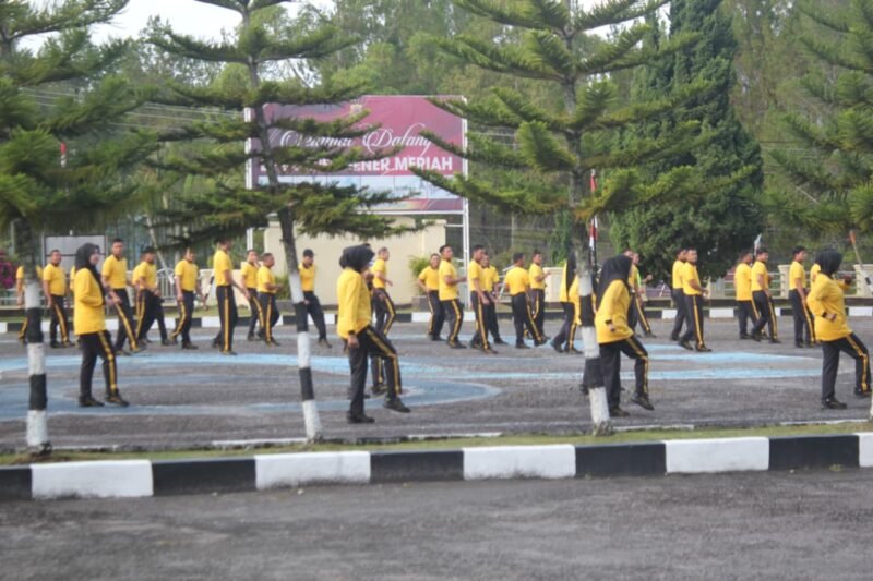 Udara pagi yang segar menyelimuti halaman Mapolres Bener Meriah saat puluhan personel memulai hari dengan gerakan senam energik, Jumat (8/8/2025). dok. Polres Bener Meriah