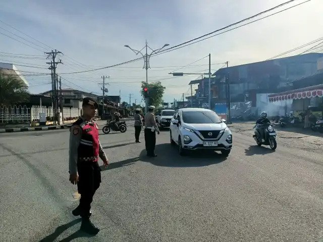 Sejak pukul 07.00 WIB, polisi sudah berjaga di titik-titik rawan kemacetan yang dilalui peserta Jalan Santai. Sabtu, 9 Agustus 2025. dok. Polres Aceh Barat