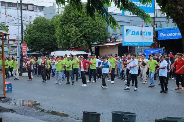 Ratusan warga Kota Meulaboh mengikuti kegiatan olahraga Gerak Jalan Santai bersama Kapolres, Forkopimda, dan masyarakat. dok. Polres Aceh Barat