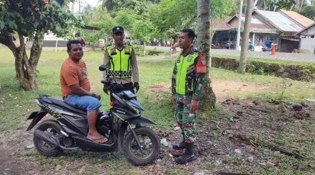 Dalam upaya memperkuat keamanan dan ketertiban masyarakat (kamtibmas) di wilayah hukumnya, Polsek Arongan Lambalek Polres Aceh Barat bersama Koramil Arongan Lambalek melaksanakan patroli gabungan pada Selasa (12/8/2025) siang. dok. Polres Aceh Barat