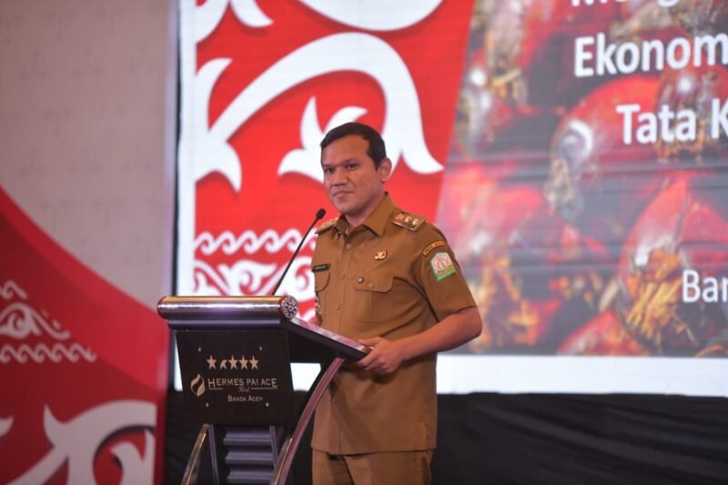 Wagub Aceh, Fadhlullah, SE membuka seminar Internasional mengembangkan dan melindungi ekonomi kelapa sawit, perbaikan tata kelola serta rantai pasok dengan para NGO, Perusahaan, Bupati/Walikota di Hermes Palace Hotel, Selasa, 12 Agustus 2025. dok. Ist