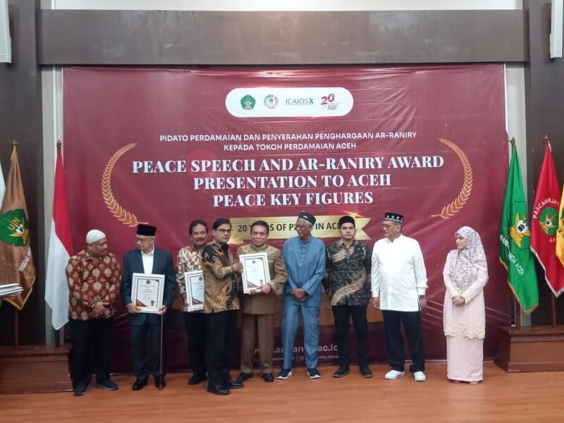 Universitas Islam Negeri (UIN) Ar-Raniry memberikan penghargaan kepada tokoh-tokoh perdamaian Aceh dalam rangka memperingati 2 Dekade Damai Aceh. Kegiatan ini berlangsung di Museum UIN Ar-Raniry, Kota Banda Aceh, Kamis (14/8/2025). dok. Ist