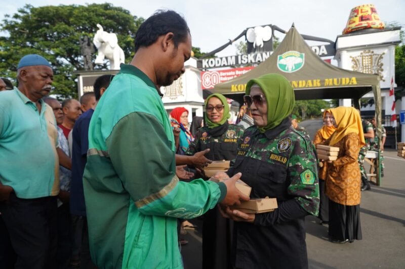 Jum'at berkah, Kodam Iskandar Muda bagikan 166  Paket Makan gratis bagi Warga. dok. Pendam IM