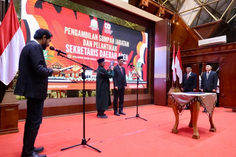 Gubernur Aceh Muzakir Manaf, mengambil Sumpah Jabatan dan Melantik, M. Nasir S.IP, MPA, sebagai Sekretaris Daerah Aceh, di Ajong Mon Mata, Banda Aceh, Jumat, 15 Agustus 2025. dok. Ist