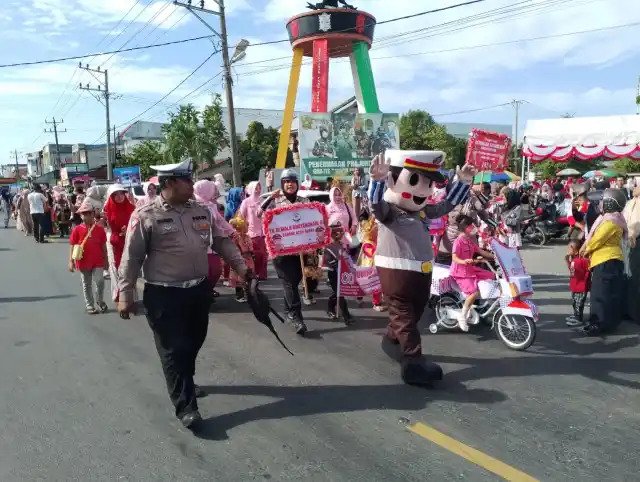 Dalam rangka memperingati Hari Ulang Tahun ke-80 Kemerdekaan Republik Indonesia, ratusan anak TK se-Kecamatan Johan Pahlawan mengikuti Pawai Karnaval yang berlangsung meriah di Meulaboh, Sabtu (16/8/2025). dok. Polres Aceh Barat