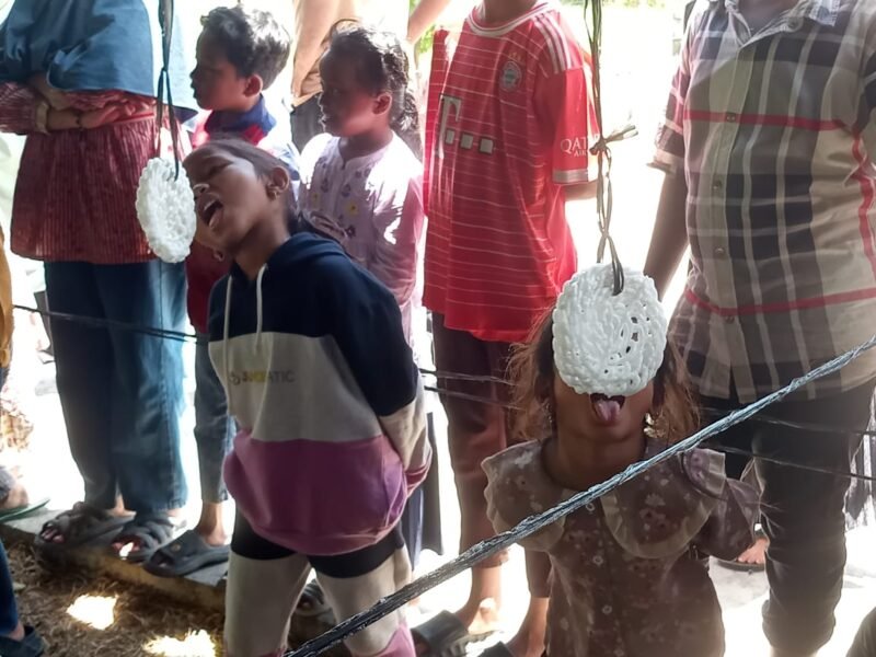Sejumlah anak-anak di Desa Cot Yang antusias ikuti lomba makan kerupuk dalam memeriahkan HUT ke-80 RI. dok. Ist