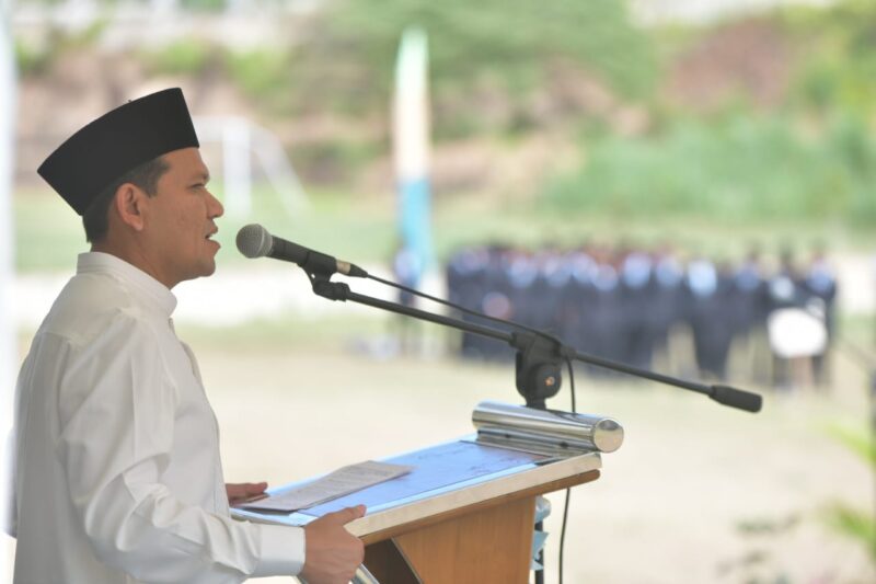 Wakil Gubernur Aceh, Fadhlullah.SE menjadi Inspektur Upacara Apel Tahunan 2025 pada Pekan Orientasi Kepesantren di Pesantren Modern Tgk. Oemar Diyan, Indrapuri, Kabupaten Aceh Besar, Minggu, 24 Agustus 2025. dok. Ist