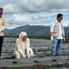 Ketua TP-PKK Aceh, Marlina Usman, bersama Bupati Aceh Tengah, Drs. Haili Yoga, M.Si, Ketua TP-PKK Aceh Tengah, Risnawati Haili Yoga, dan Kepala Dinas Pertanian dan Perkebunan Aceh, Cut Huzaimah, MP, mengunjungi kebun cabai sekaligus melakukan penanaman bibit cabai, serta menyerahkan bantuan sosial kepada masyarakat Desa Pondok Balik, Kecamatan Ketol, Kabupaten Aceh Tengah, Jumat (29/8/2025). dok. Ist