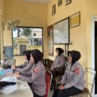 Wajah baru Mapolres Aceh Tamiang, Polwan berjaga saat salat Jumat dengan sigap dan humanis. dok. Polda Aceh