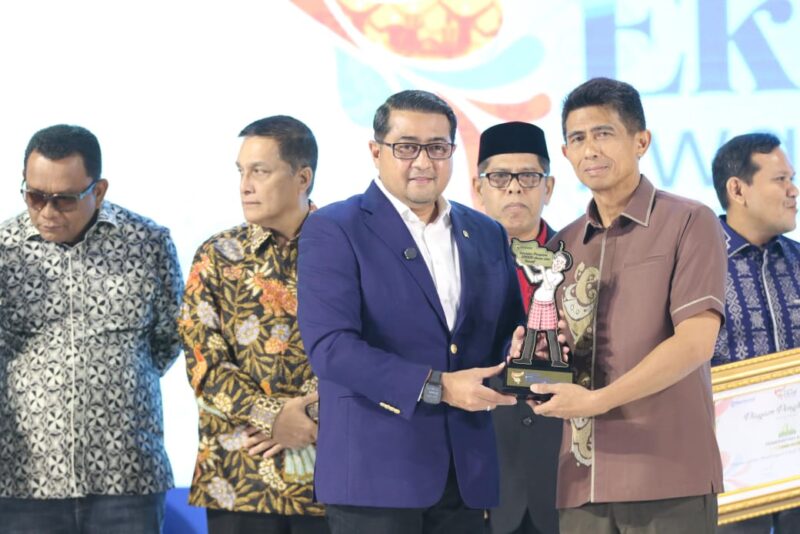Kapolda Aceh Brigjen Pol Drs. Marzuki Ali Basyah meraih penghargaan sebagai Inisiator Program UMKM Aman dan Kreatif pada Malam Penganugerahan Serambi Ekraf 2025 yang digelar di Hall The Pade Hotel, Banda Aceh, Jumat malam (29/8/2025). dok. Polda Aceh