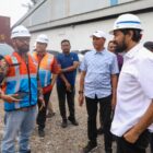 Gubernur Aceh Muzakir Manaf atau Mualem meninjau Pelabuhan Krueng Geukueh di Gampong Tambon Baroh, Kecamatan Dewantara, Aceh Utara, Jumat (22/8/2025). dok. Ist