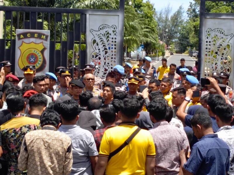 Puluhan orang berunjuk rasa di pintu gerbang Mapolda Aceh, Jalan T. Nyak Arief, Jeulingke, Banda Aceh. dok. Polda Aceh