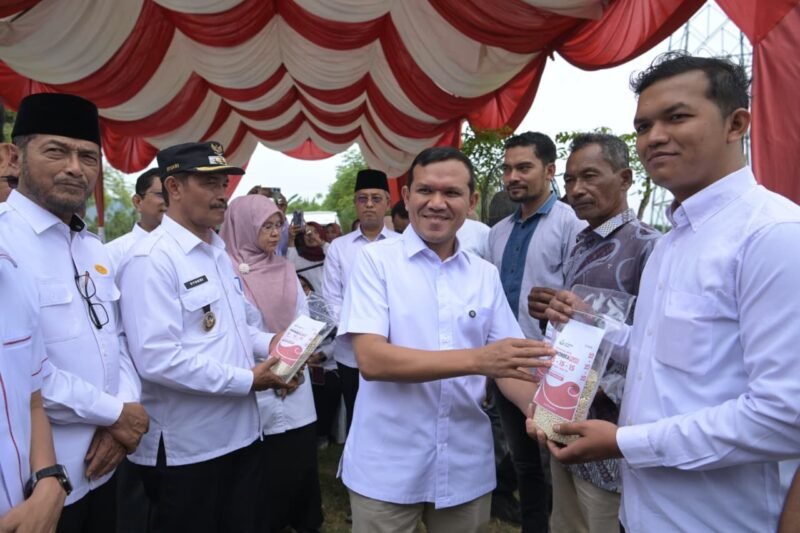 Wakil Gubernur Aceh, Fadhlullah meulanching BUMG  penyalur Pupuk Bersubsidi Program Gerak Cepat Pemerintah Aceh di desa Aneuk Gle Kec. Indrapuri Aceh Besar, Sabtu, 16 Agustus 2025. dok. Ist