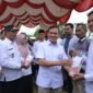 Wakil Gubernur Aceh, Fadhlullah meulanching BUMG  penyalur Pupuk Bersubsidi Program Gerak Cepat Pemerintah Aceh di desa Aneuk Gle Kec. Indrapuri Aceh Besar, Sabtu, 16 Agustus 2025. dok. Ist