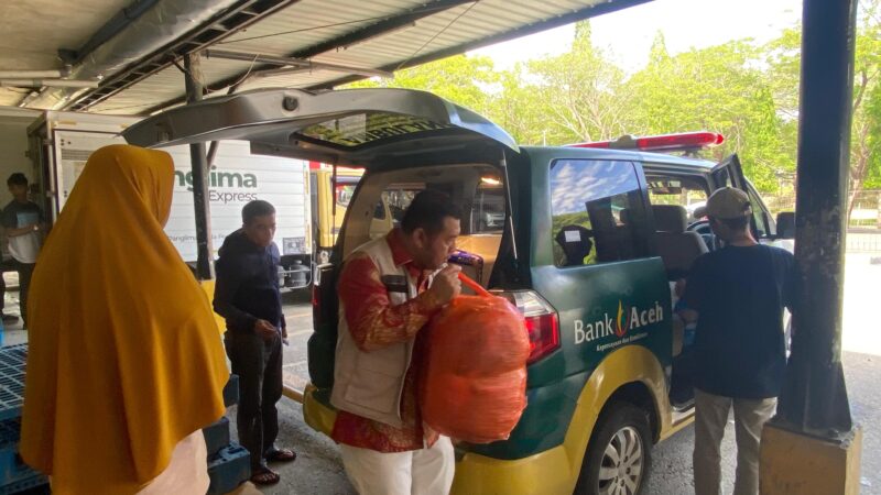 Michael Octaviano, Ketua Blood For Life Foundation (BFLF) Indonesia ikut evakuasi jenazah balita bocor jantung ke ambulans, Jumat, 29 Agustus 2025. dok. BFLF Aceh