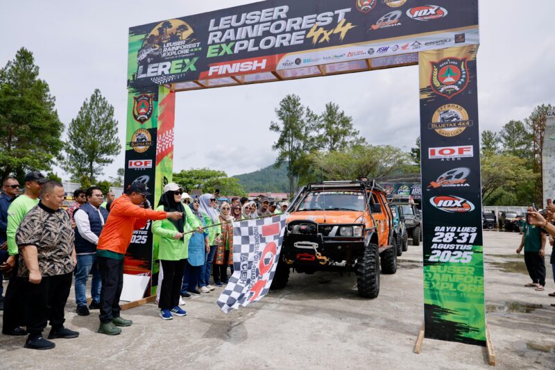 Ketua TP-PKK Aceh, Marlina Usman akrab disapa Kak Na, secara resmi melepas Tim Leuser Rainforest Explore 4x4 (LEREX) di Stadion Seribu Bukit, Kecamatan Blangkejeren, Gayo Lues, Kamis (28/8/2025). dok. Ist