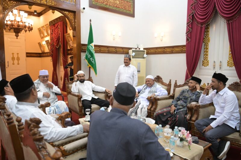 Gubernur Aceh, Muzakkir Manaf Menerima Kunjungan Silaturrahmi Ulama MUNA di pendopo Gubernur Aceh Banda Aceh, Sabtu, 23 Agustus 2025. dok. Ist