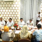 Wakil Gubernur Aceh, Fadhlullah, S.E., menerima kunjungan Silaturahmi komisioner Komnas HAM RI beserta rombongan di hotel Hermes, Banda Aceh, Jumat, 29 Agustus 2025. dok. Ist