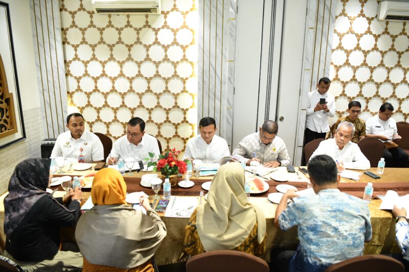 Wakil Gubernur Aceh, Fadhlullah, S.E., menerima kunjungan Silaturahmi komisioner Komnas HAM RI beserta rombongan di hotel Hermes, Banda Aceh, Jumat, 29 Agustus 2025. dok. Ist