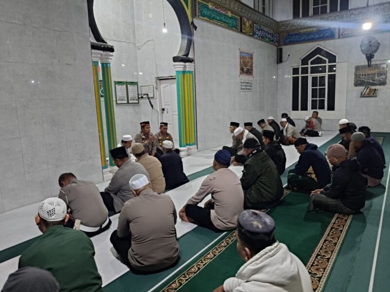 Kapolres Bener Meriah AKBP Aris Cai Dwi Susanto, S.I.K., M.I.K., bersama jajaran, melaksanakan kegiatan Subuh Keliling (Suling) pada Rabu, 6 Agustus 2025 pukul 05.00 WIB, bertempat di Meunasah Al-Ikhlas, Kampung Pasar Simpang Tiga, Kecamatan Bukit, Kabupaten Bener Meriah. dok. Polres Bener Meriah