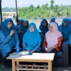 Ketua TP-PKK Aceh Besar Hj. Rita Mayasari memberikan sambutan dan arahan pada bakti sosial di Gampong Lamtamot, Kecamatan Lembah Seulawah, Aceh Besar, Kamis (21/08/2025). dok. MC ACEH BESAR.