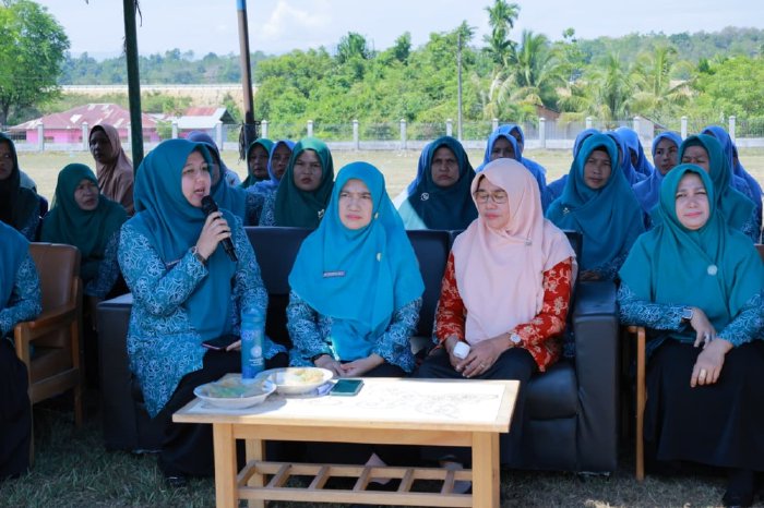 Ketua TP-PKK Aceh Besar Hj. Rita Mayasari memberikan sambutan dan arahan pada bakti sosial di Gampong Lamtamot, Kecamatan Lembah Seulawah, Aceh Besar, Kamis (21/08/2025). dok. MC ACEH BESAR.