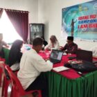Keuchik Lam Bheu dan Aparatur gampong mengikuti Monev IV Penilaian Dokumen secara zoom meeting di Ruang Rapat Kantor Keuchik Lambheu, Rabu (27/08/2025). dok. MC ACEH BESAR