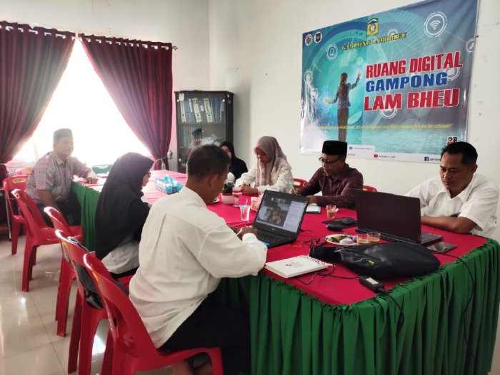 Keuchik Lam Bheu dan Aparatur gampong mengikuti Monev IV Penilaian Dokumen secara zoom meeting di Ruang Rapat Kantor Keuchik Lambheu, Rabu (27/08/2025). dok. MC ACEH BESAR