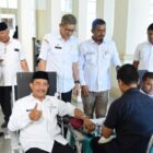 Wakil Bupati Aceh Besar Drs Syukri sedang donor darah di Kantor Bupati Aceh Besar, Rabu (27/8/2025). dok. MC Aceh Besar