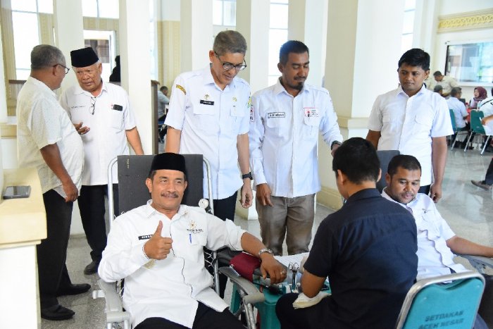 Wakil Bupati Aceh Besar Drs Syukri sedang donor darah di Kantor Bupati Aceh Besar, Rabu (27/8/2025). dok. MC Aceh Besar