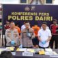 Konferensi pers di halaman Mapolres Dairi, AKBP Otniel Siahaan menerangkan terdapat 2 tersangka dengan kasus yang berbeda, dengan masing – masing tersangka berinisial REN dan RK. dok. Tribratanews Polri