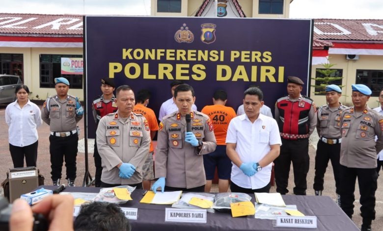 Konferensi pers di halaman Mapolres Dairi, AKBP Otniel Siahaan menerangkan terdapat 2 tersangka dengan kasus yang berbeda, dengan masing – masing tersangka berinisial REN dan RK. dok. Tribratanews Polri